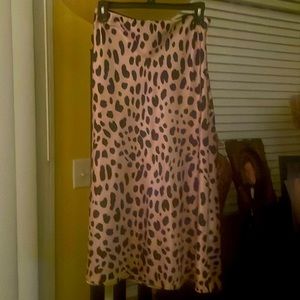 Mid length leopard print silky skirt.